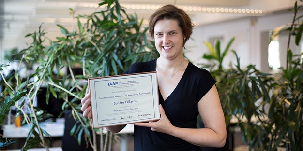 Sandra Eriksson med sitt certifikat. Foto
