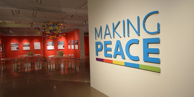Ett rum på flygvapenmuseum med väggtexten: making peace. Foto