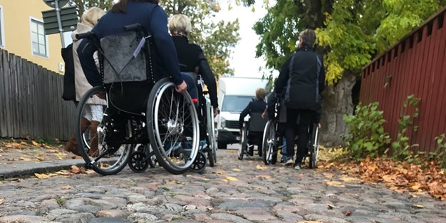 Inlevelseövningar i rullstol. Foto