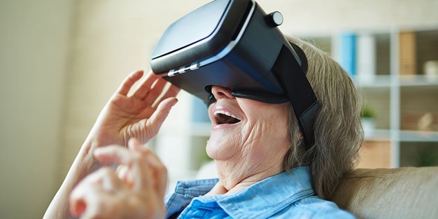 En eldre person med virtuelle briller. Foto