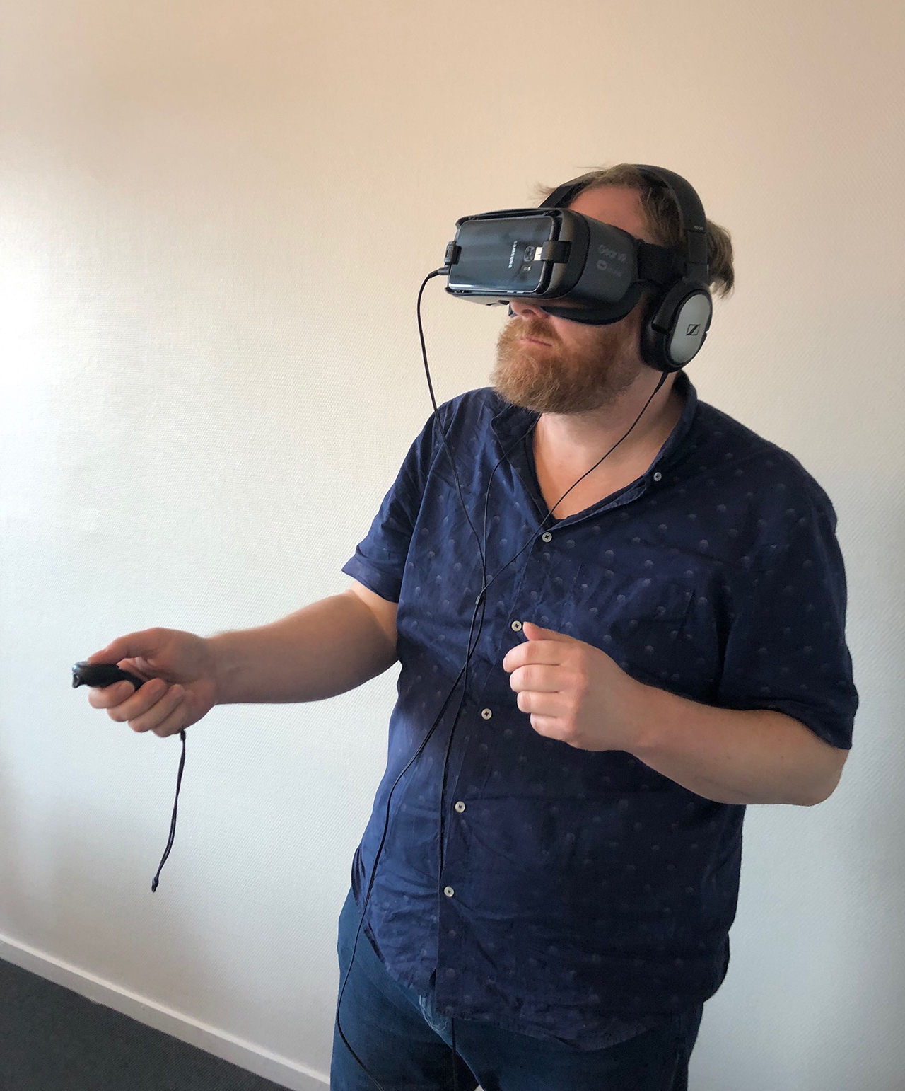 Linus Ersson på Funka använder VR-glasögon. Foto