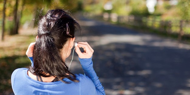 Kvinna med öronsnäckor utomhus. Foto
