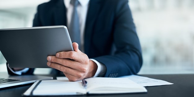 A person using a tablet. Photo